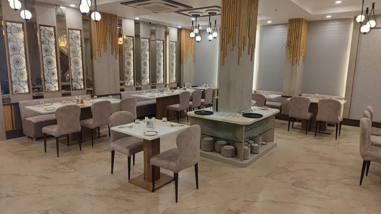 Prime Land Hotel Varanasi Luaran gambar